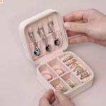 Šperkovnica na prívesky, prstene, náramky, retiazky, prenosná, sivobiela