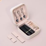 Šperkovnica na prívesky, prstene, náramky, retiazky, prenosná, sivobiela