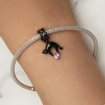 Strieborné kúzlo, čierna mačka