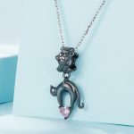 Strieborné kúzlo, čierna mačka