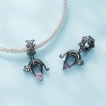 Strieborné kúzlo, čierna mačka