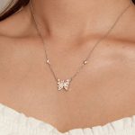 Strieborný náhrdelník s príveskom motýľa