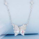 Strieborný náhrdelník s príveskom motýľa