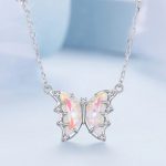 Strieborný náhrdelník s príveskom motýľa