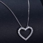 Strieborný náhrdelník s moissanitovým kryštálom