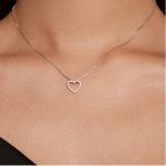 Strieborný náhrdelník s moissanitovým kryštálom