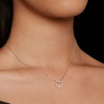 Strieborný náhrdelník s moissanitovým kryštálom