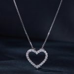 Strieborný náhrdelník s moissanitovým kryštálom