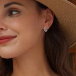 Strieborné náušnice, písmeno