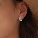 Strieborné náušnice, písmeno