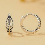 Strieborné náušnice, písmeno