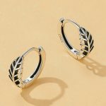 Strieborné náušnice, písmeno