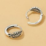 Strieborné náušnice, písmeno