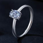 Strieborný prsteň s moissanitovým kryštálom, veľkosť 8