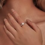 Strieborný prsteň s moissanitovým kryštálom, veľkosť 6