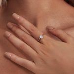 Strieborný prsteň s moissanitovým kryštálom, veľkosť 8