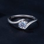 Strieborný prsteň s moissanitovým kryštálom, veľkosť 8