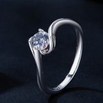 Strieborný prsteň s moissanitovým kryštálom, veľkosť 6