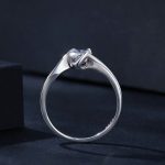 Strieborný prsteň s moissanitovým kryštálom, veľkosť 6