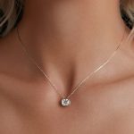 Strieborný náhrdelník s moissanitovým príveskom