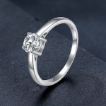 Strieborný prsteň s moissanitovým kryštálom, veľkosť 5