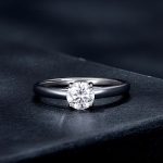 Strieborný prsteň s moissanitovým kryštálom, veľkosť 7