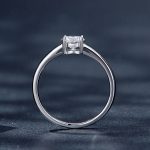 Strieborný prsteň s moissanitovým kryštálom, veľkosť 9