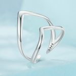 Strieborný prsteň v tvare V