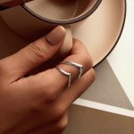 Strieborný prsteň v tvare V