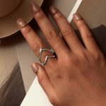 Strieborný prsteň v tvare V