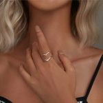 Strieborný prsteň v tvare V