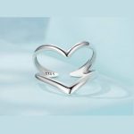 Strieborný prsteň v tvare V