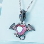 Strieborné kúzlo, okrídlený diabol