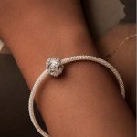 Strieborné kúzlo s perleťovými kvetmi