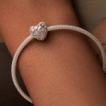 Strieborné kúzlo, srdce s kvetmi