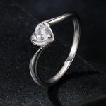 Strieborný prsteň v tvare srdca, veľkosť 8