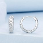 Strieborné náušnice s diamantovým vzorom