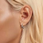 Ezüst fülbevaló, punk stílus