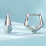 Ezüst fülbevaló, punk stílus