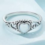 Ezüst gyűrű opálszívvel, 7-es méret