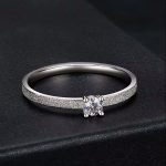 Ezüst gyűrű moissanitkristállyal, 7-es méret