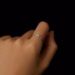 Ezüst gyűrű moissanitkristállyal, 8-as méret