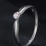 Strieborný dámsky prsteň s moissanitovým kryštálom, veľkosť 6