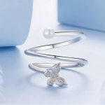 Strieborný prsteň s motýľom