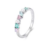 Strieborný prsteň s kamienkami, veľkosť 8