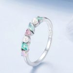 Strieborný prsteň s kamienkami, veľkosť 8