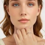 Strieborný prsteň s kamienkami, veľkosť 8