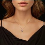 Ezüst nyaklánc virágmedállal