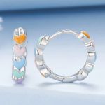 Ezüst fülbevaló, színes szívekkel