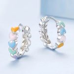 Ezüst fülbevaló, színes szívekkel